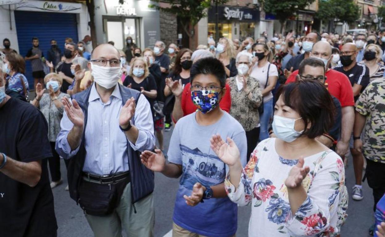 Un grupo de manifestantes en Orriols, ayer por la tarde. 