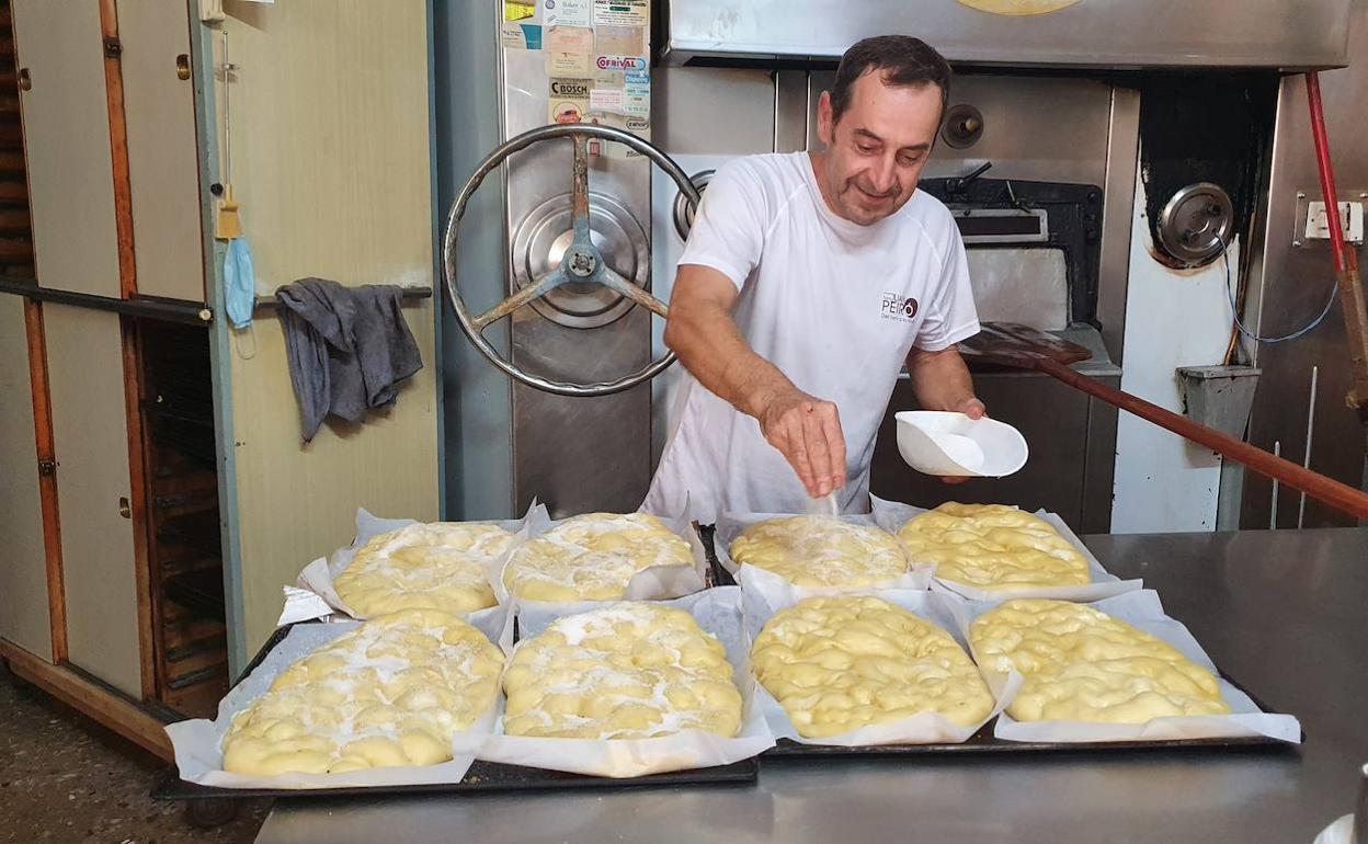 Juan Peiró prepara la coca saginosa carletina.