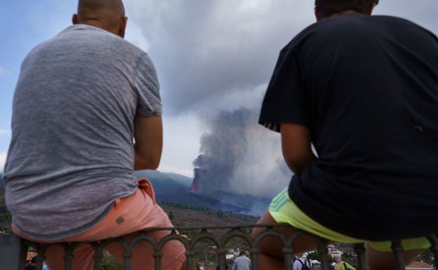 Dos vecinos de El Paso observan impotentes la erupción del volcán en La Palma. 