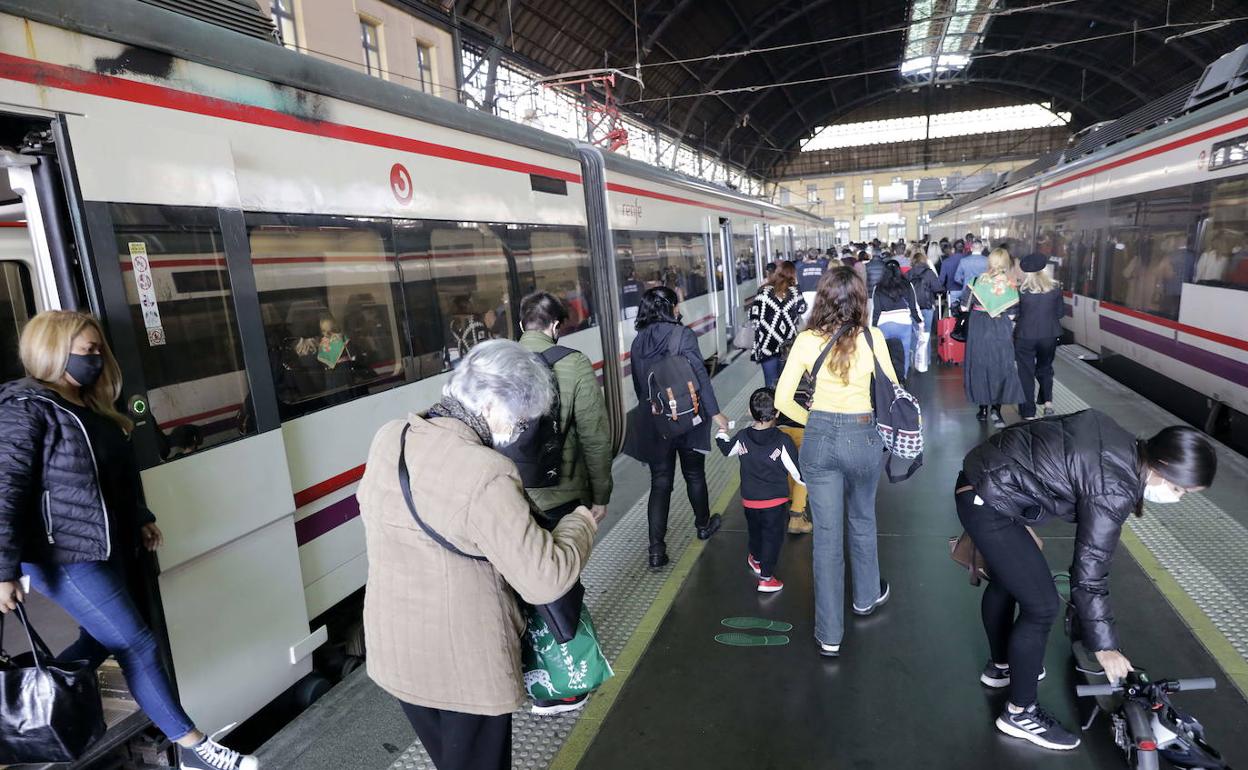 Usuarios de Cercanías en la estación del Norte.