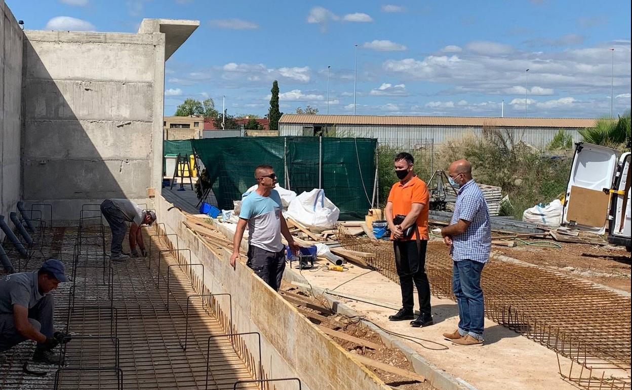 El alcalde, Jesús Monzó y el concejal, Xavi Bellot, visitan las obras. 