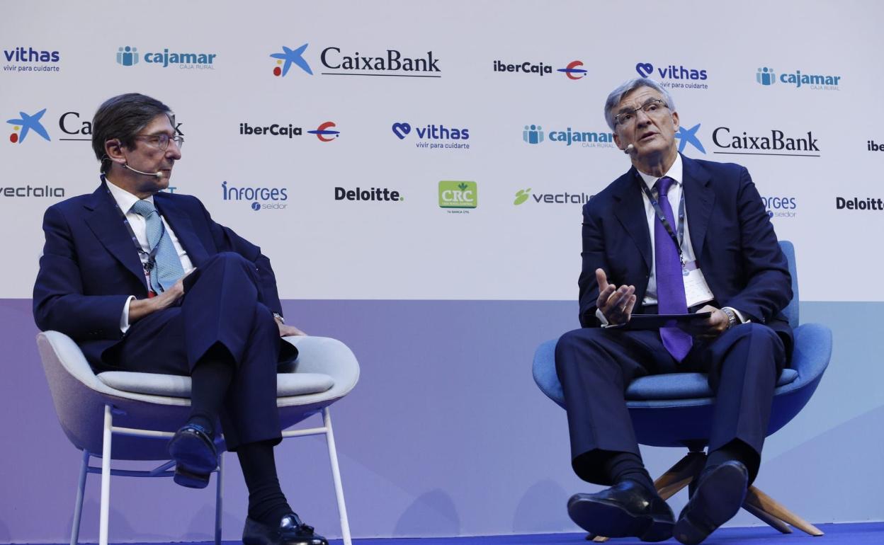 El presidente de Caiixabank, Jose Ignacio Giocogolzarri, con Fernnado Ruiz, Delotite España, en Ferdix21. 