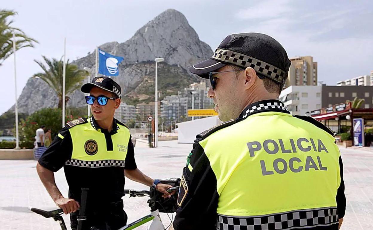 Imagen de archivo de dos agentes de la Policía Local de Calp. 