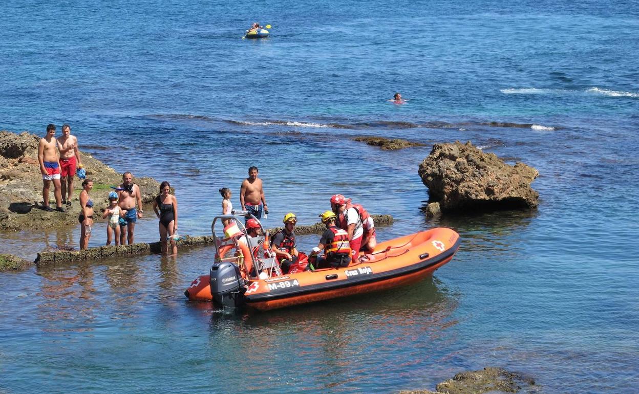 Efectivos de Cruz Roja Dénia en la zona de Les Rotes tras un rescate junto a la Cova Tallada. 