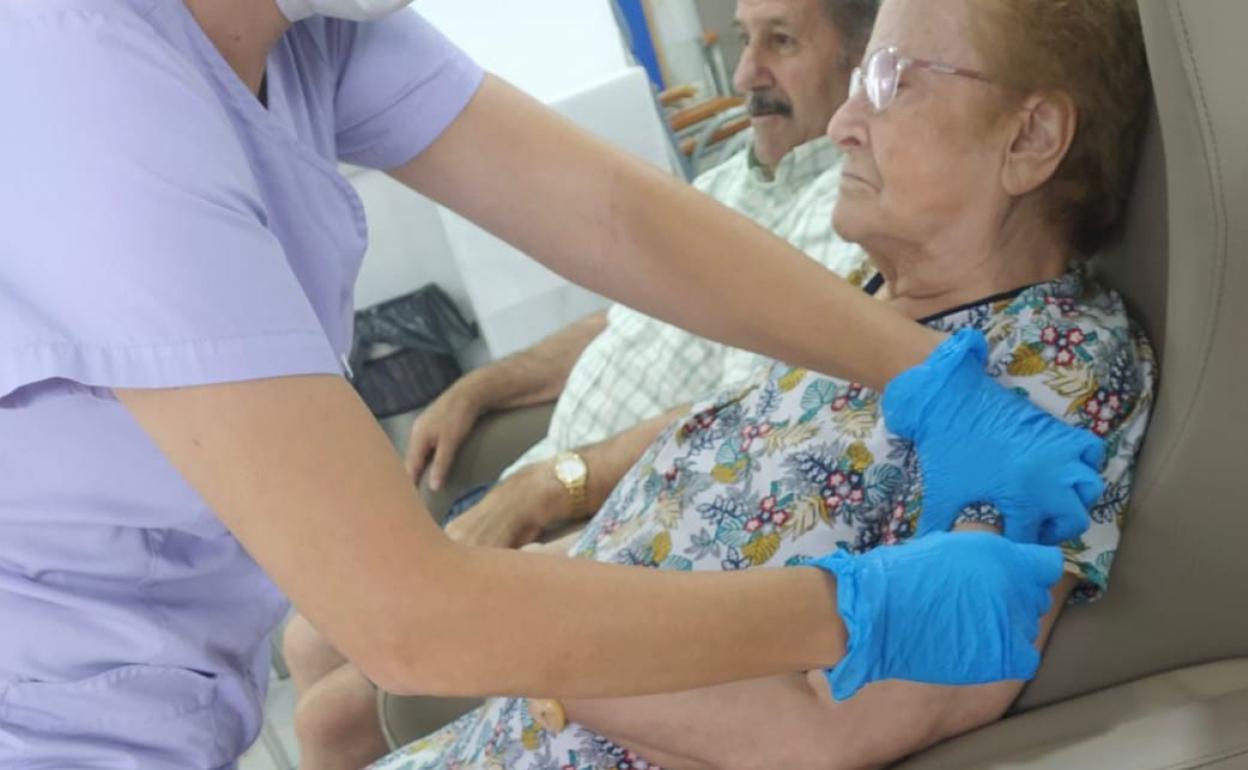 Aplicación de la tercera dosis en una residencia de mayores de la Safor. 