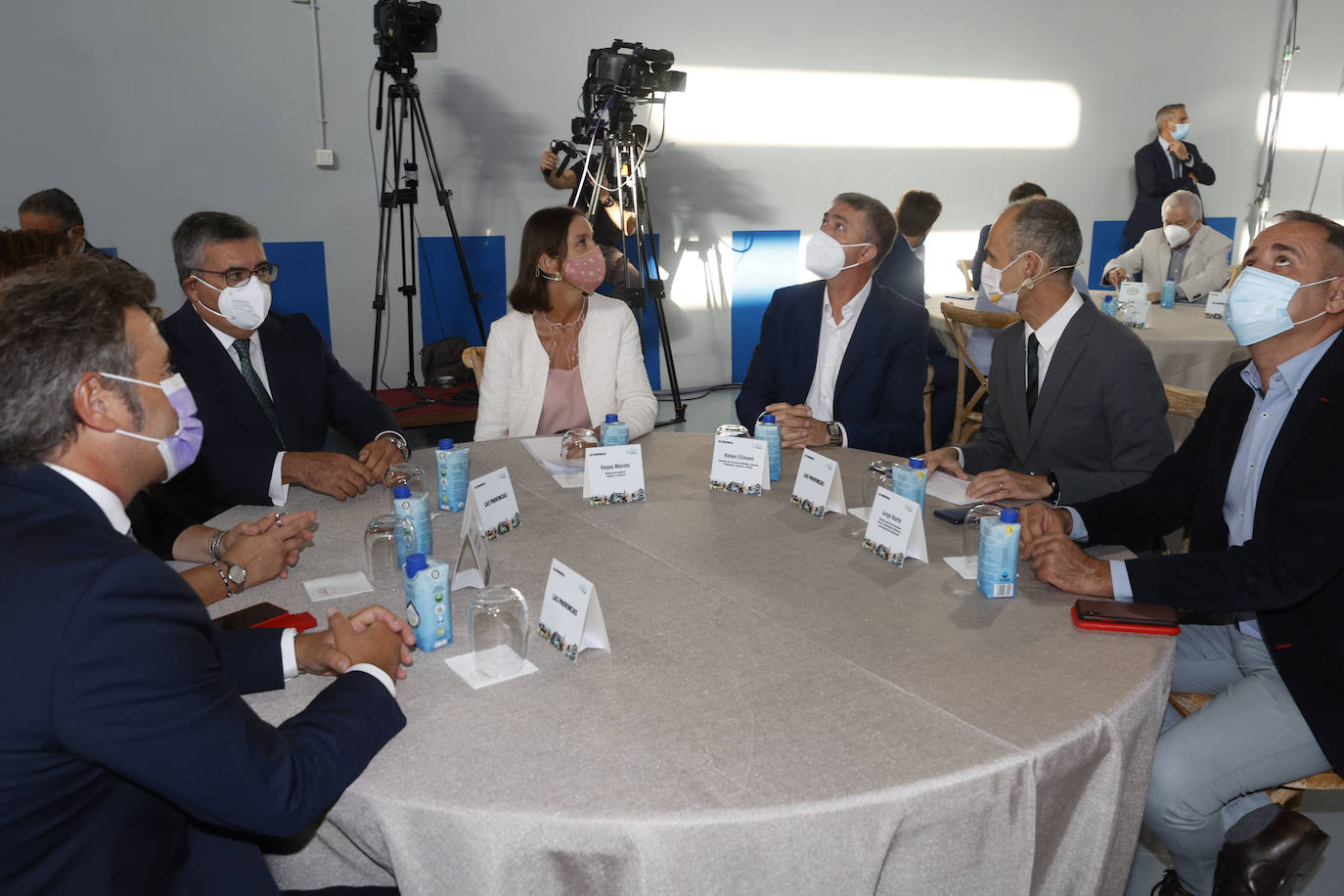 La ministra de Industria, Comercio y Turismo, Reyes Maroto, junto al director de LAS PROVINCIAS, Jesús Trelis.