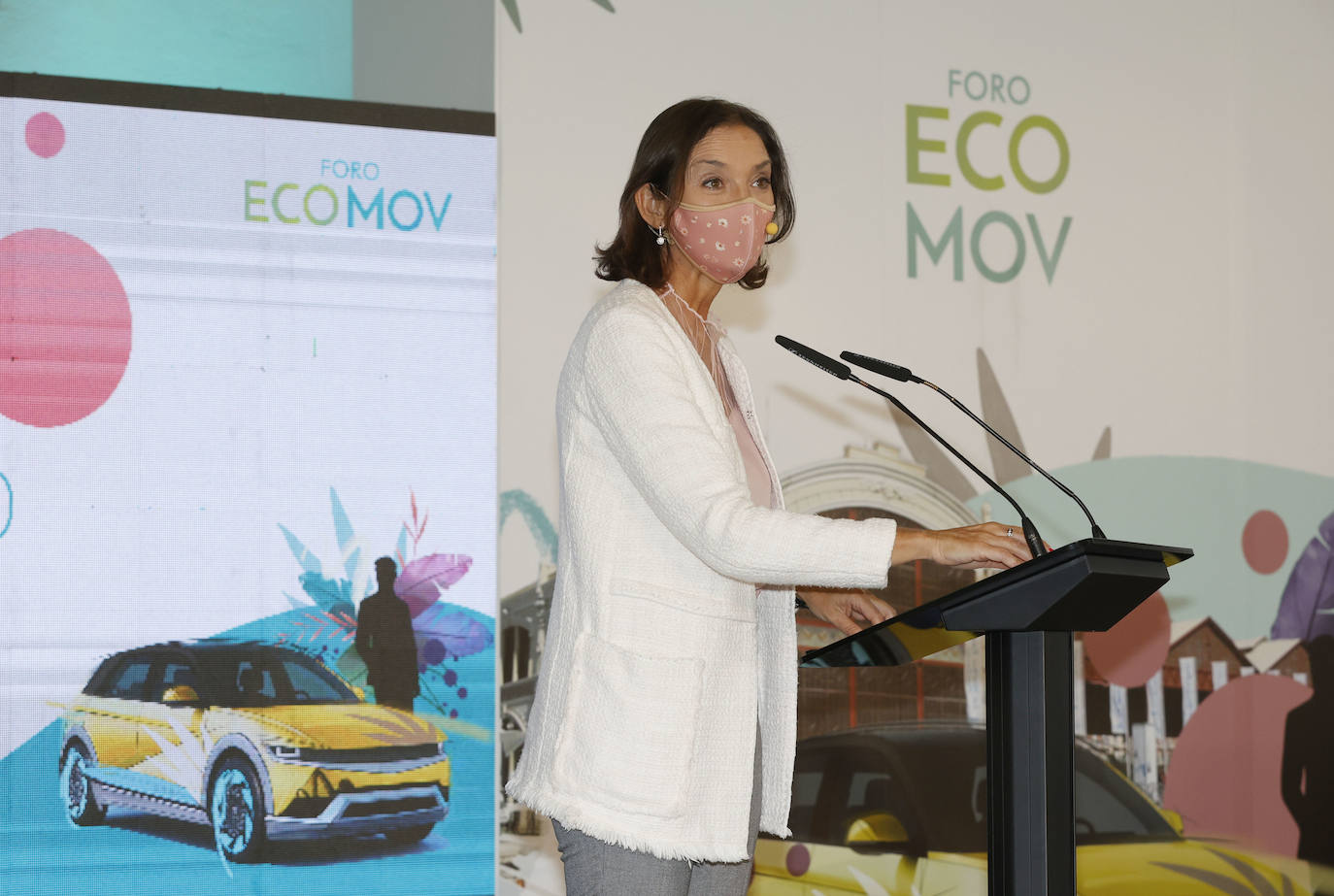 La ministra de Industria, Comercio y Turismo, Reyes Maroto, junto al director de LAS PROVINCIAS, Jesús Trelis.