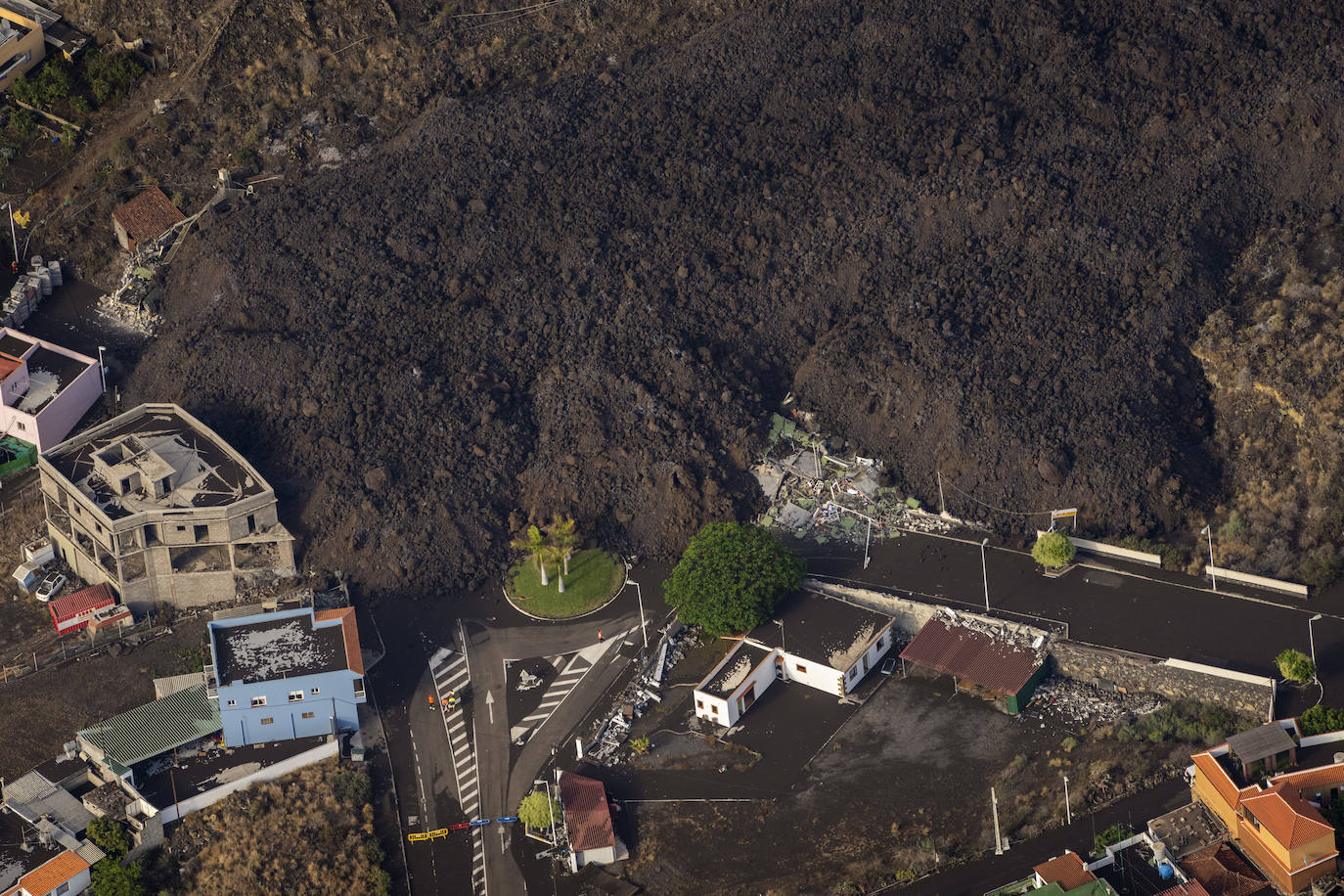 Hogares abandonados en mitad de la lava desprendida del volcán.