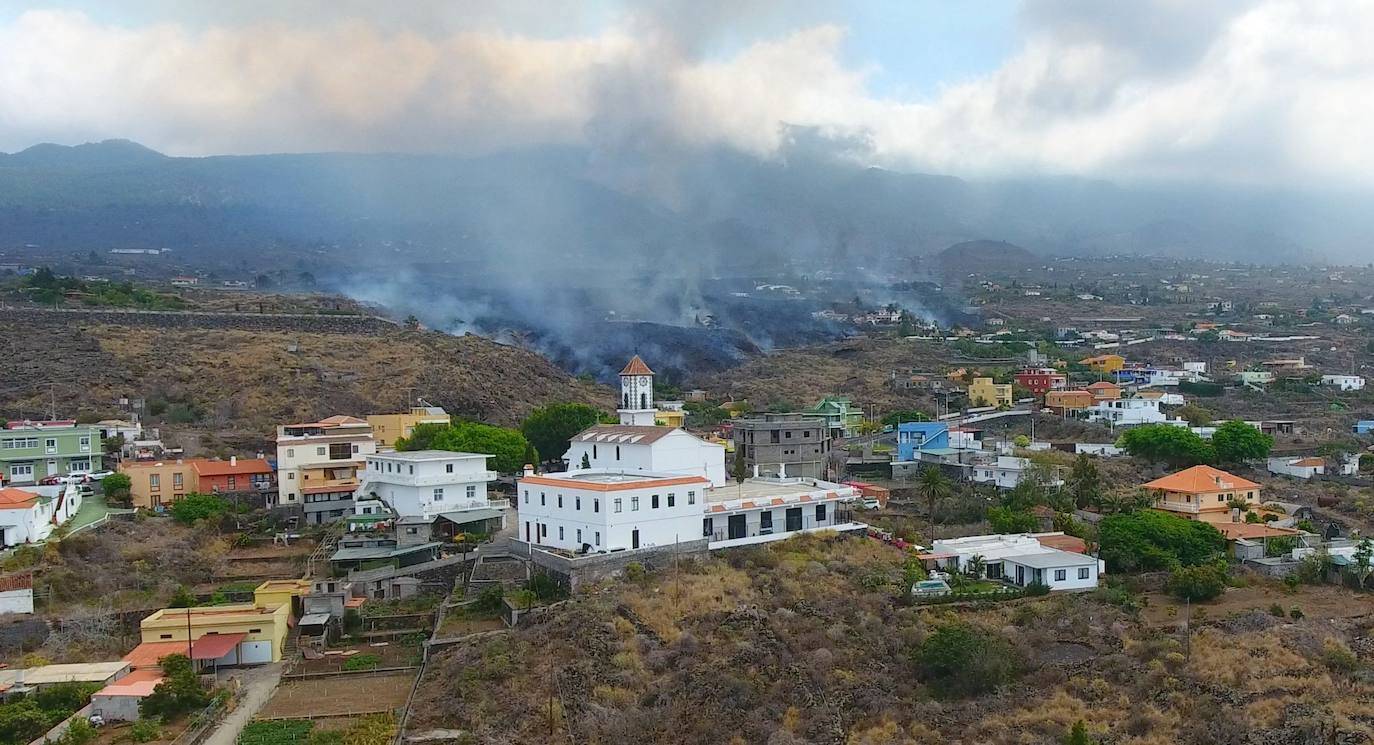 Los vecinos abandonaron su vivienda sin saber si el magma afectaría o no a la estructura. Cerca de 400 casas ha sido destruidas por la colada, pero alguna ha podido resistir a la erupción.