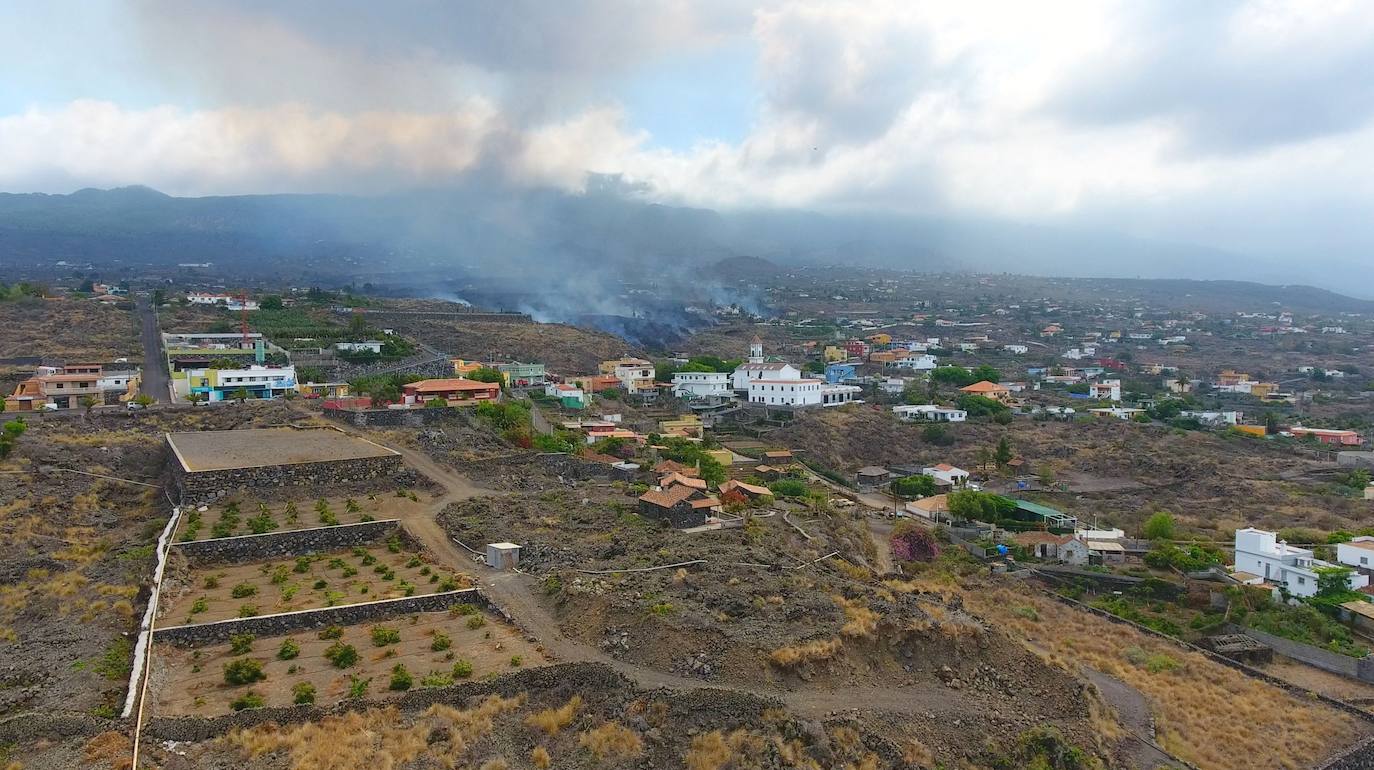 Los vecinos abandonaron su vivienda sin saber si el magma afectaría o no a la estructura. Cerca de 400 casas ha sido destruidas por la colada, pero alguna ha podido resistir a la erupción.