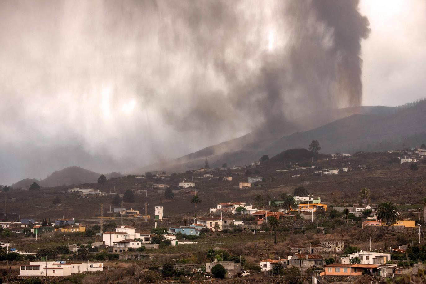 Los vecinos abandonaron su vivienda sin saber si el magma afectaría o no a la estructura. Cerca de 400 casas ha sido destruidas por la colada, pero alguna ha podido resistir a la erupción.