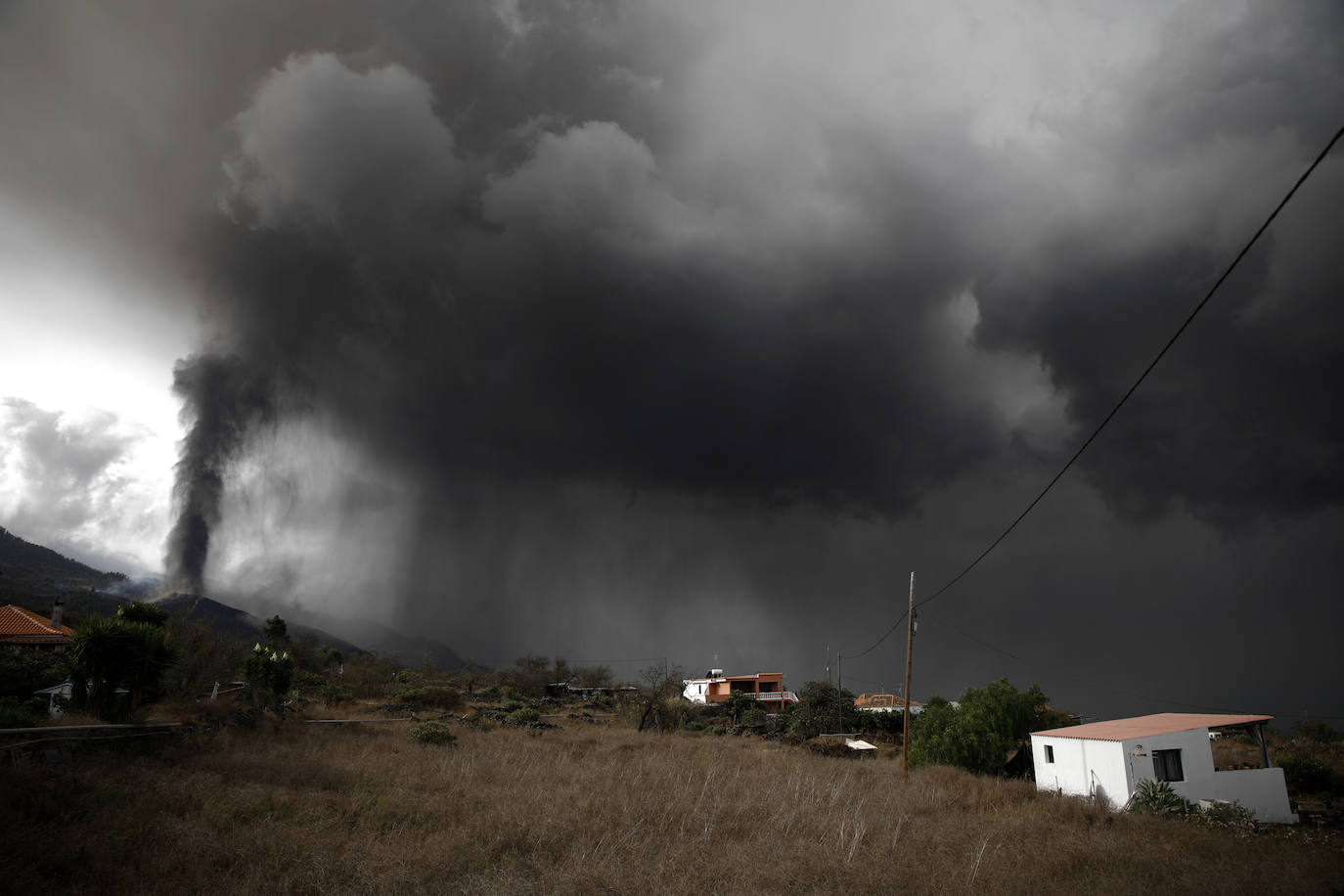 Los vecinos abandonaron su vivienda sin saber si el magma afectaría o no a la estructura. Cerca de 400 casas ha sido destruidas por la colada, pero alguna ha podido resistir a la erupción.