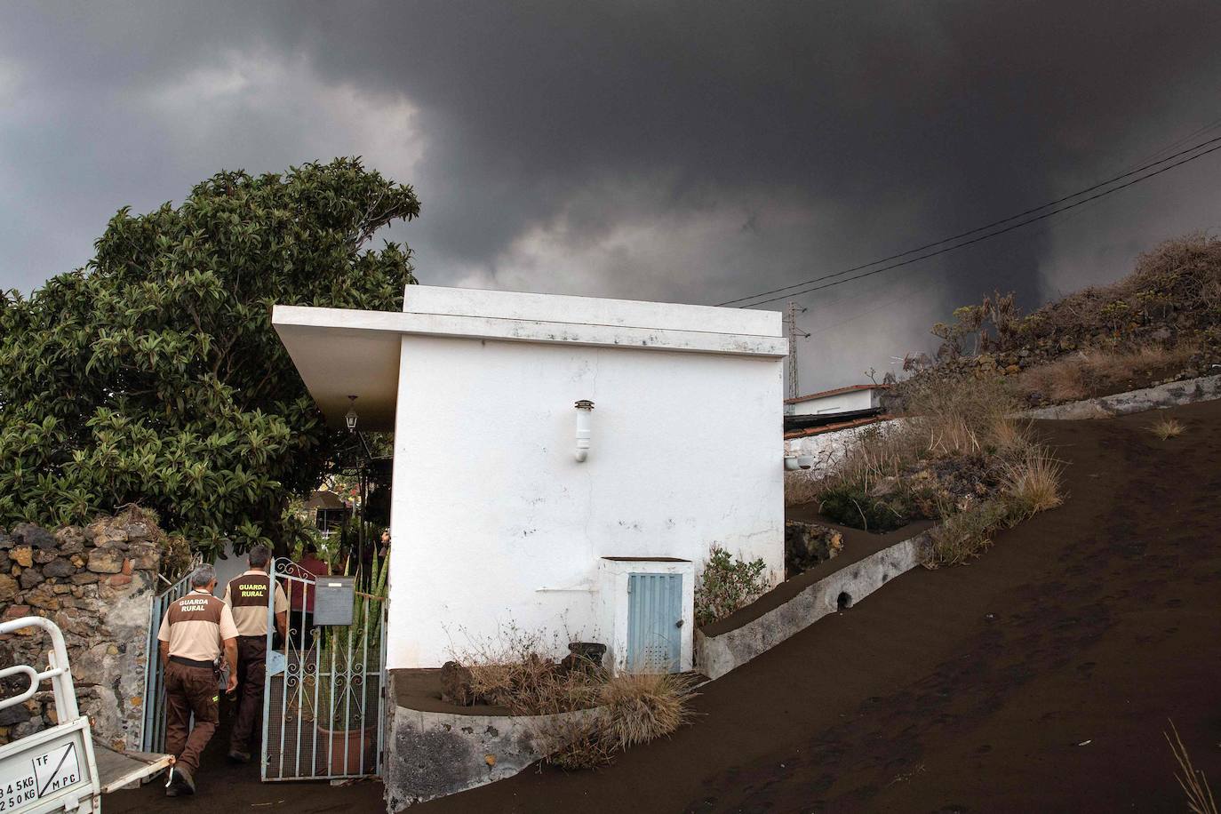 Los vecinos abandonaron su vivienda sin saber si el magma afectaría o no a la estructura. Cerca de 400 casas ha sido destruidas por la colada, pero alguna ha podido resistir a la erupción.