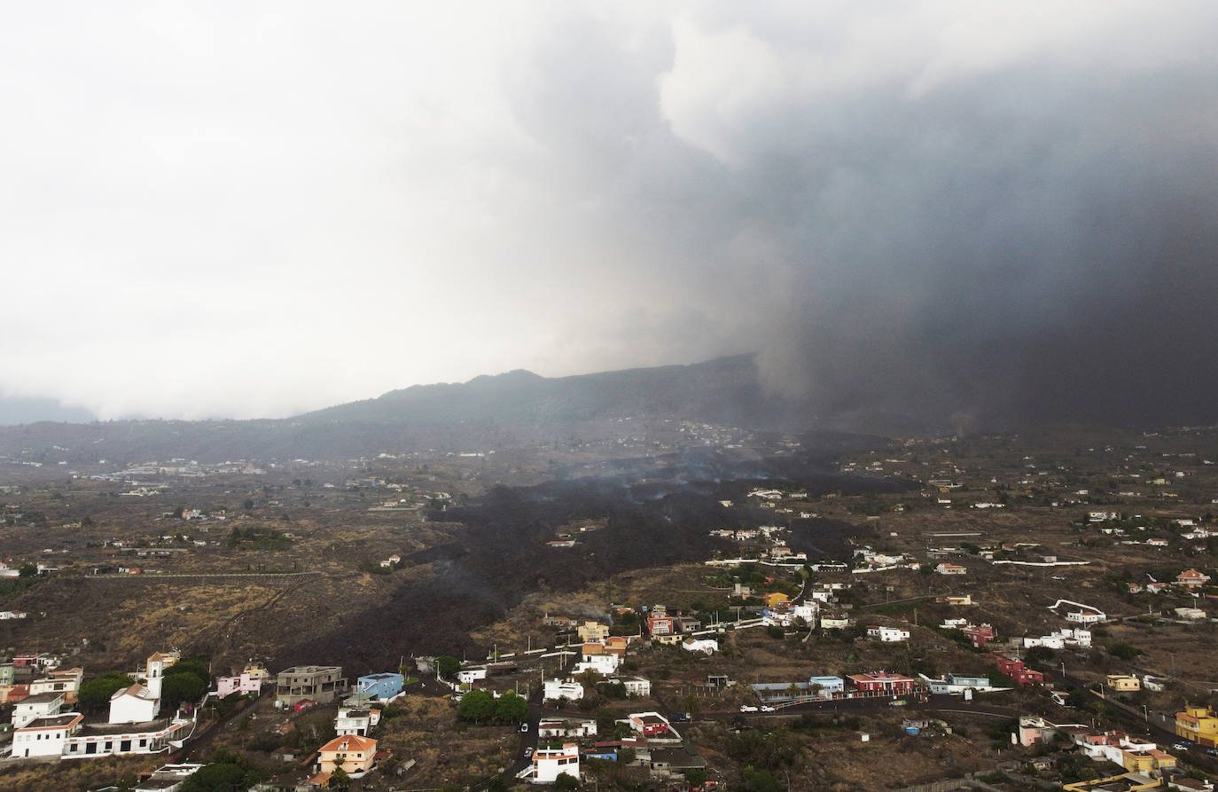 Los vecinos abandonaron su vivienda sin saber si el magma afectaría o no a la estructura. Cerca de 400 casas ha sido destruidas por la colada, pero alguna ha podido resistir a la erupción.