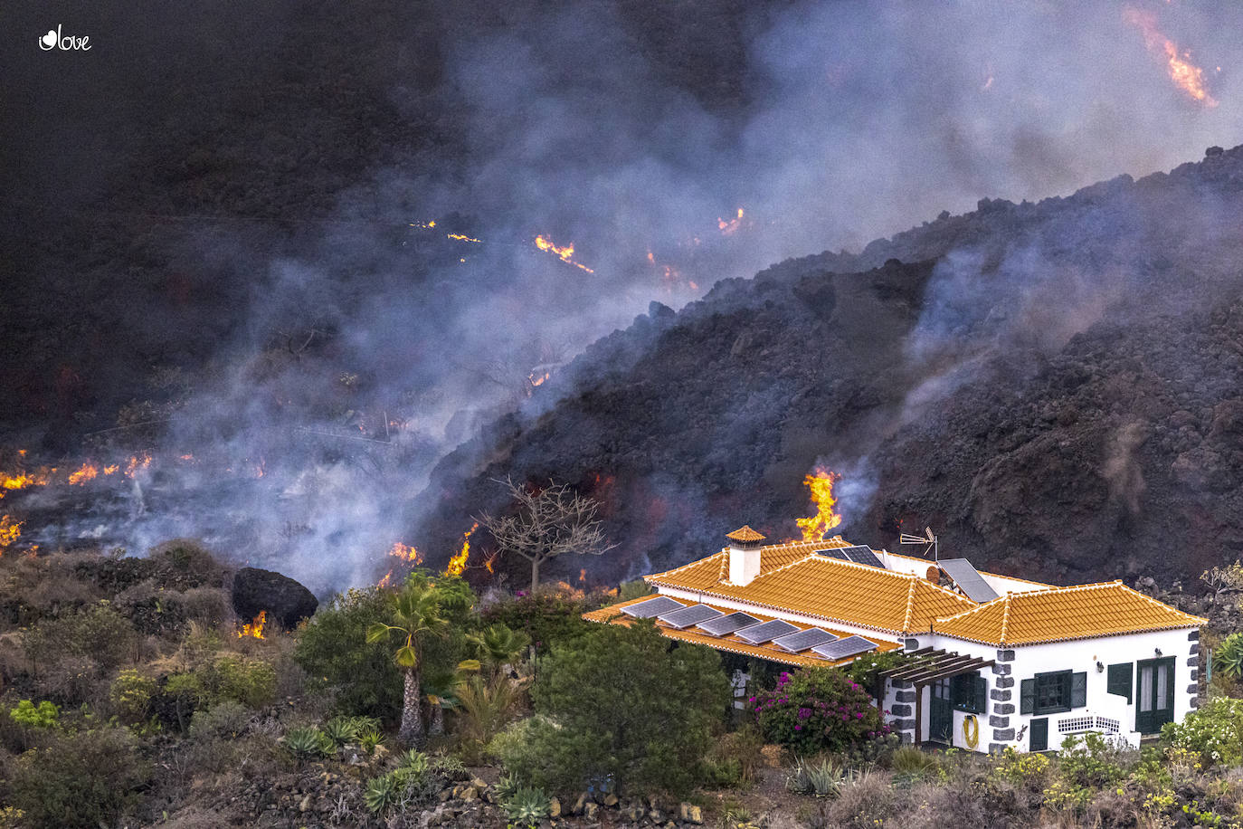 Los vecinos abandonaron su vivienda sin saber si el magma afectaría o no a la estructura. Cerca de 400 casas ha sido destruidas por la colada, pero alguna ha podido resistir a la erupción.