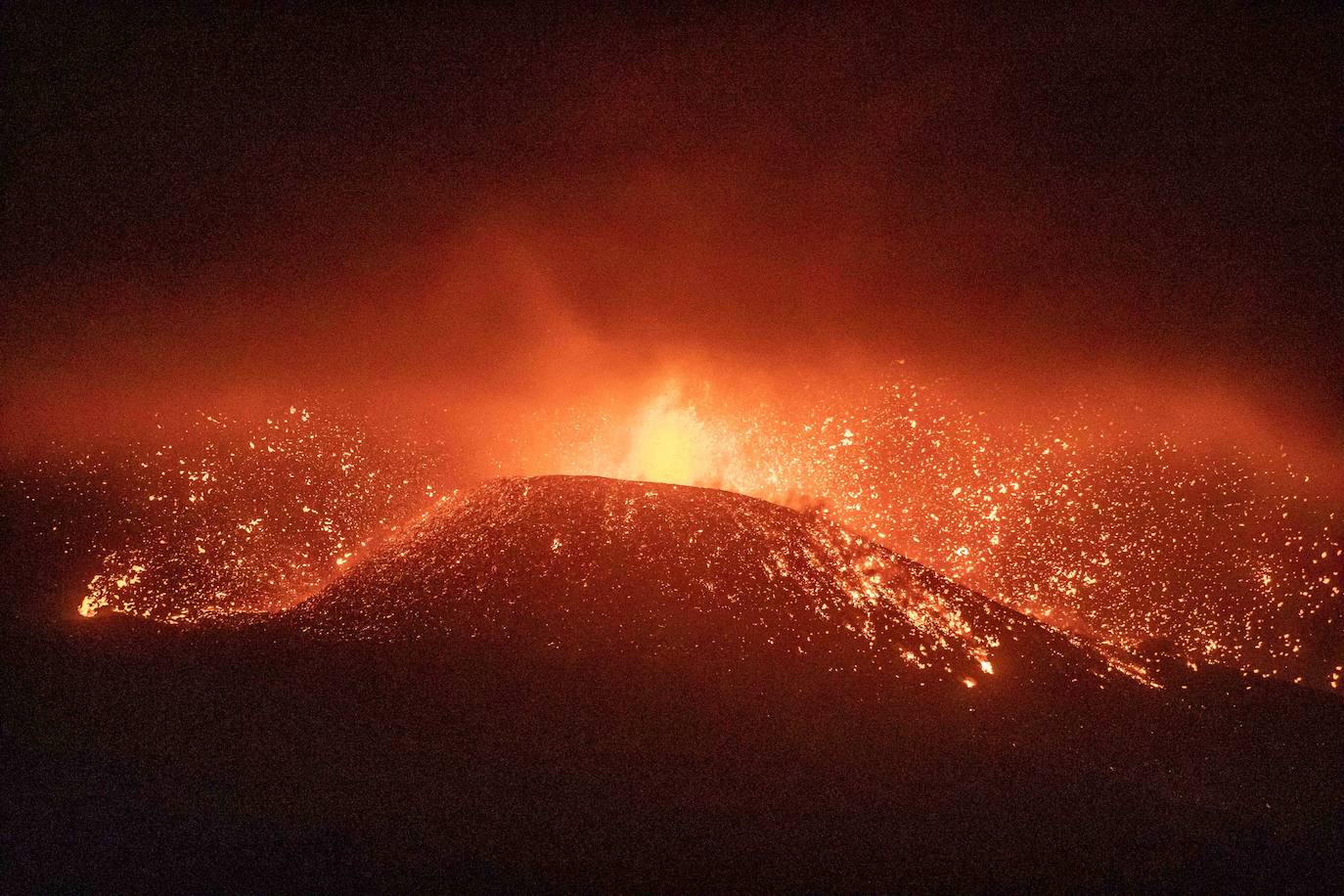 Los vecinos abandonaron su vivienda sin saber si el magma afectaría o no a la estructura. Cerca de 400 casas ha sido destruidas por la colada, pero alguna ha podido resistir a la erupción.