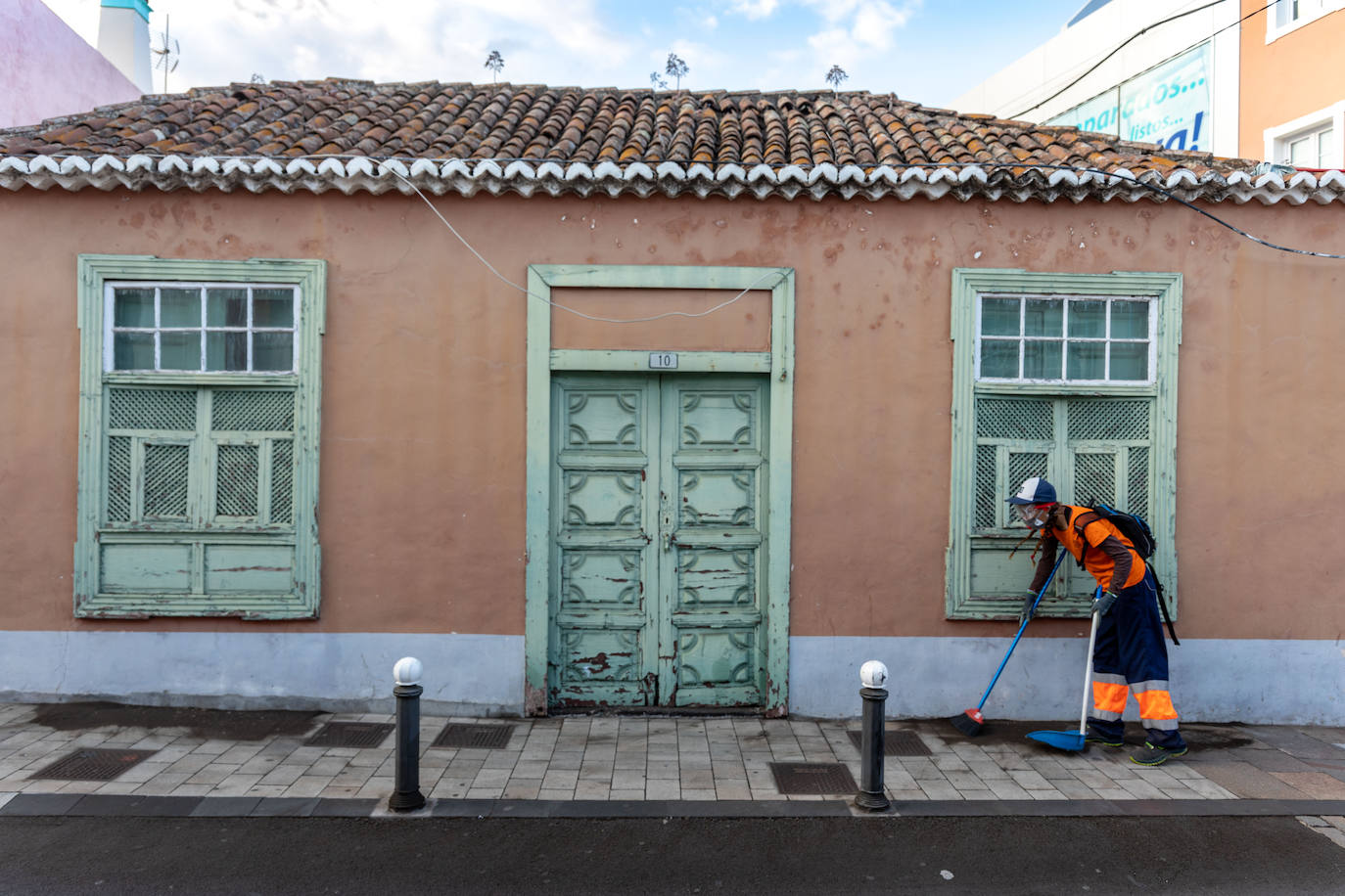 Los vecinos abandonaron su vivienda sin saber si el magma afectaría o no a la estructura. Cerca de 400 casas ha sido destruidas por la colada, pero alguna ha podido resistir a la erupción.