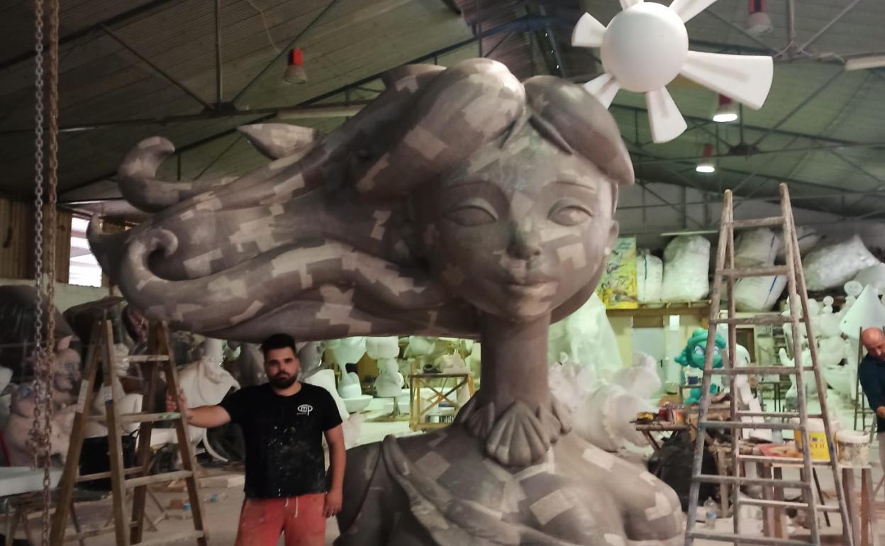 Uno de los artistas que plantará su falla en uno de los 30 municipios  participantes. 