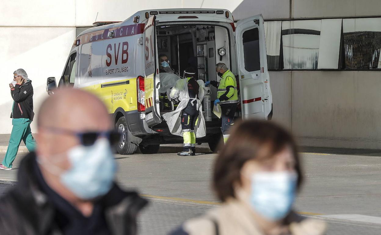 Un enfermo con coronavirus, en la camilla de una ambulancia antes de ser atendido en el hospital. 