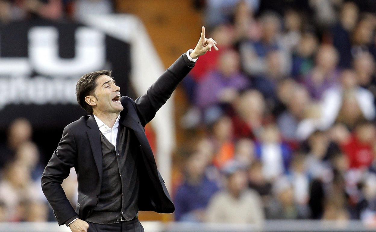 Marcelino dando instrucciones desde la banda de Mestalla 