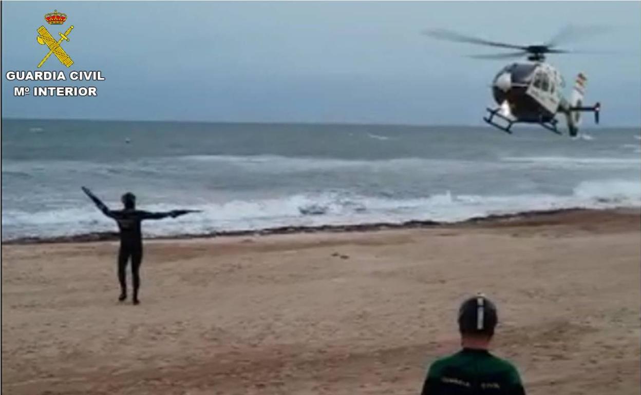 La Guardia Civil busca desde la tarde del jueves a un amigo de la víctima que fue arrastrado por el mar. 