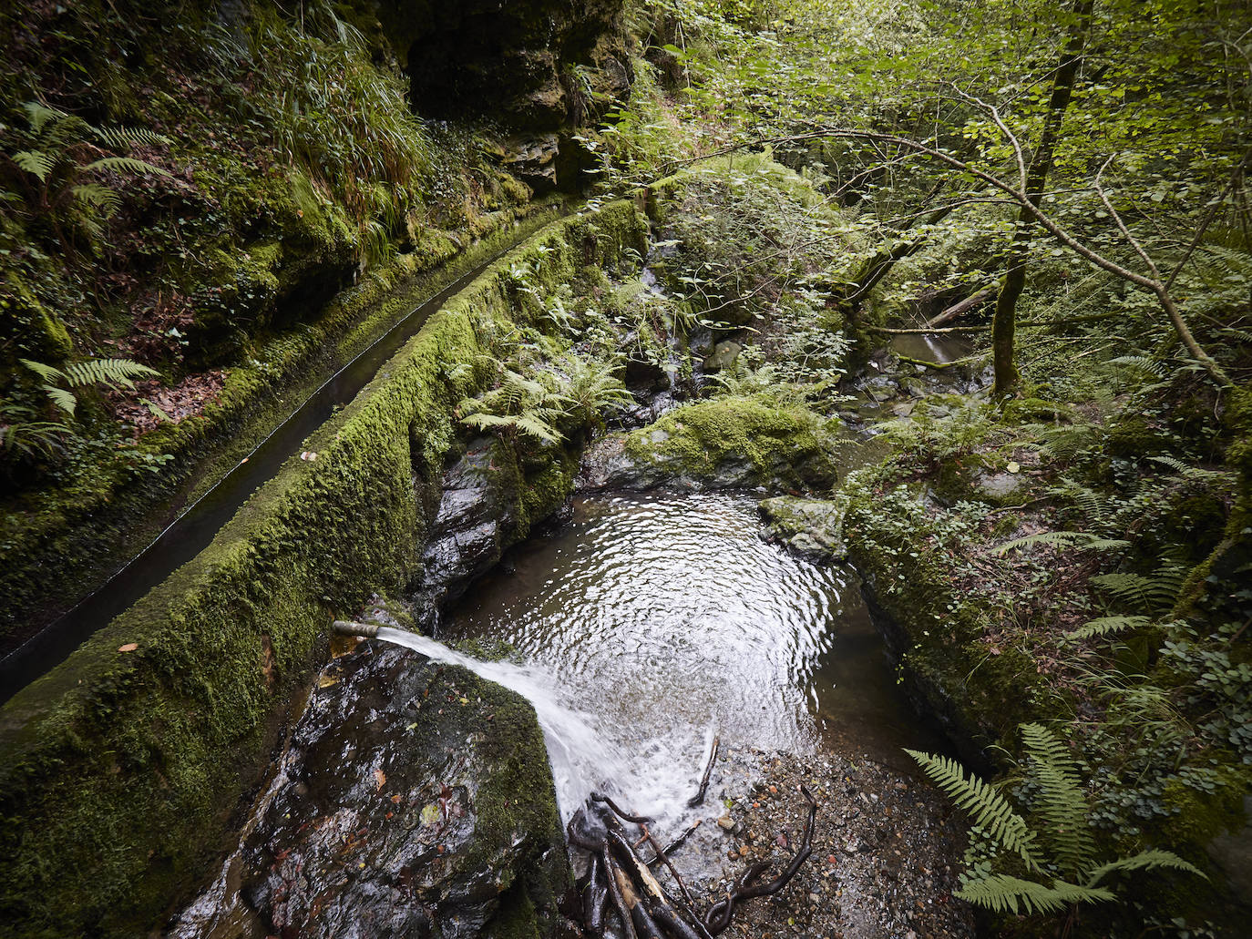 Si hay un momento especial para visitar el Valle del Baztán es el otoño. Enclavado en el norte de Navarra, el Valle de Baztán forma parte del Pirineo atlántico y alberga en su territorio una riqueza natural extraordinaria, patente en cada uno de sus rincones, destacando sobre todo su fauna y flora. Es apreciado por su idílico paisaje, envuelto en una halo de misterio. Rincones como el Molino del Infierno inspiran leyendas y obras literarias como la trilogía de novelas -auténticos bestsellers- de la autora Dolores Redondo. 