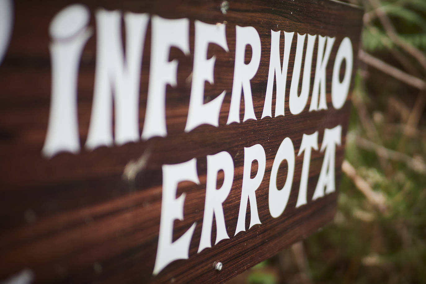 Si hay un momento especial para visitar el Valle del Baztán es el otoño. Enclavado en el norte de Navarra, el Valle de Baztán forma parte del Pirineo atlántico y alberga en su territorio una riqueza natural extraordinaria, patente en cada uno de sus rincones, destacando sobre todo su fauna y flora. Es apreciado por su idílico paisaje, envuelto en una halo de misterio. Rincones como el Molino del Infierno inspiran leyendas y obras literarias como la trilogía de novelas -auténticos bestsellers- de la autora Dolores Redondo. 