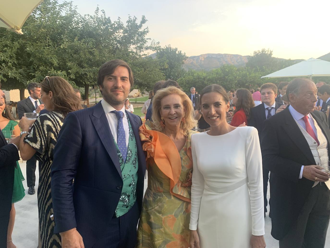 Mayrén Beneyto con los novios Juan Harguindey Antoli Candela y Nuria Coilo. 