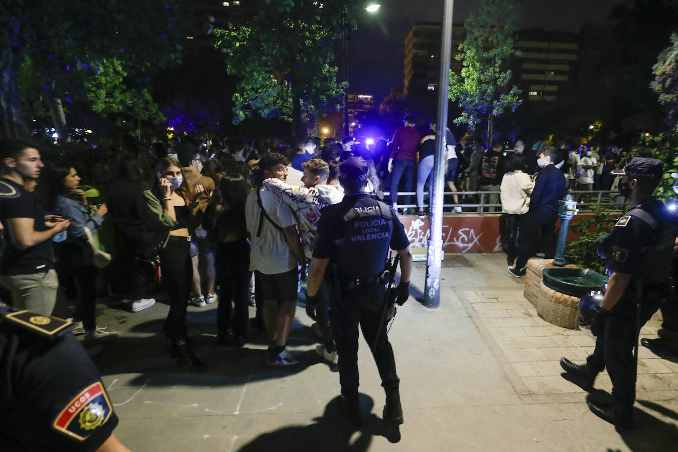 Botellón en Blasco Ibáñez y la Plaza de Honduras de Valencia. 