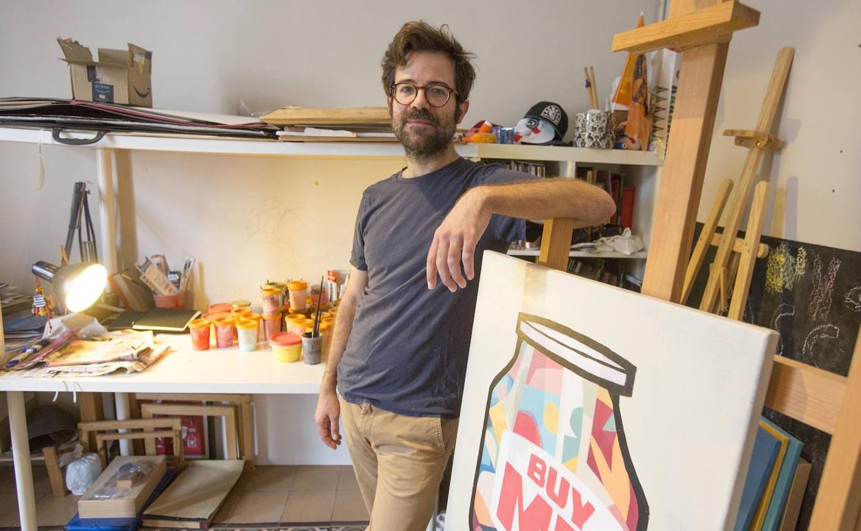 El ilustrador valenciano Lawerta, en su estudio. 