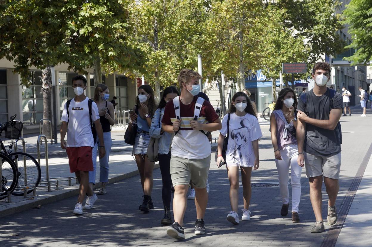 Alumnos de la Universitat Politècnica se desplazan por el campus de Vera, donde es obligatorio el uso de la mascarilla al aire libre. Irene marsilla