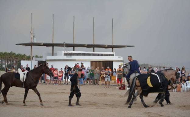 Imagen principal - Embajadas celebradas en el paseo marítimo de Valencia. 