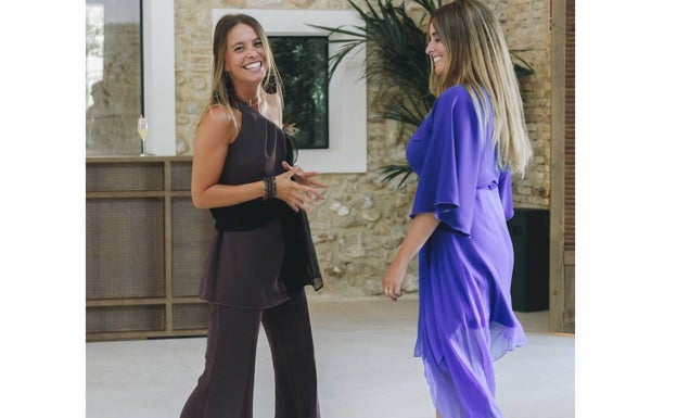 Imagen principal - Arriba, Gemma Serra lleva un top y unos pantalones campana y Claudia Serra un vestido azul eléctrico, de My Bloomie. Beatriz Aguilar con un vestido de Tousette en azul tinta y echarpe de piel. Cartera y tocado en el mismo tono. A la derecha, Malu Gil, vestida de Asos y peinada por Alex Jordán con un bolso caja de Zara en la boda de Macarena Remohí. 