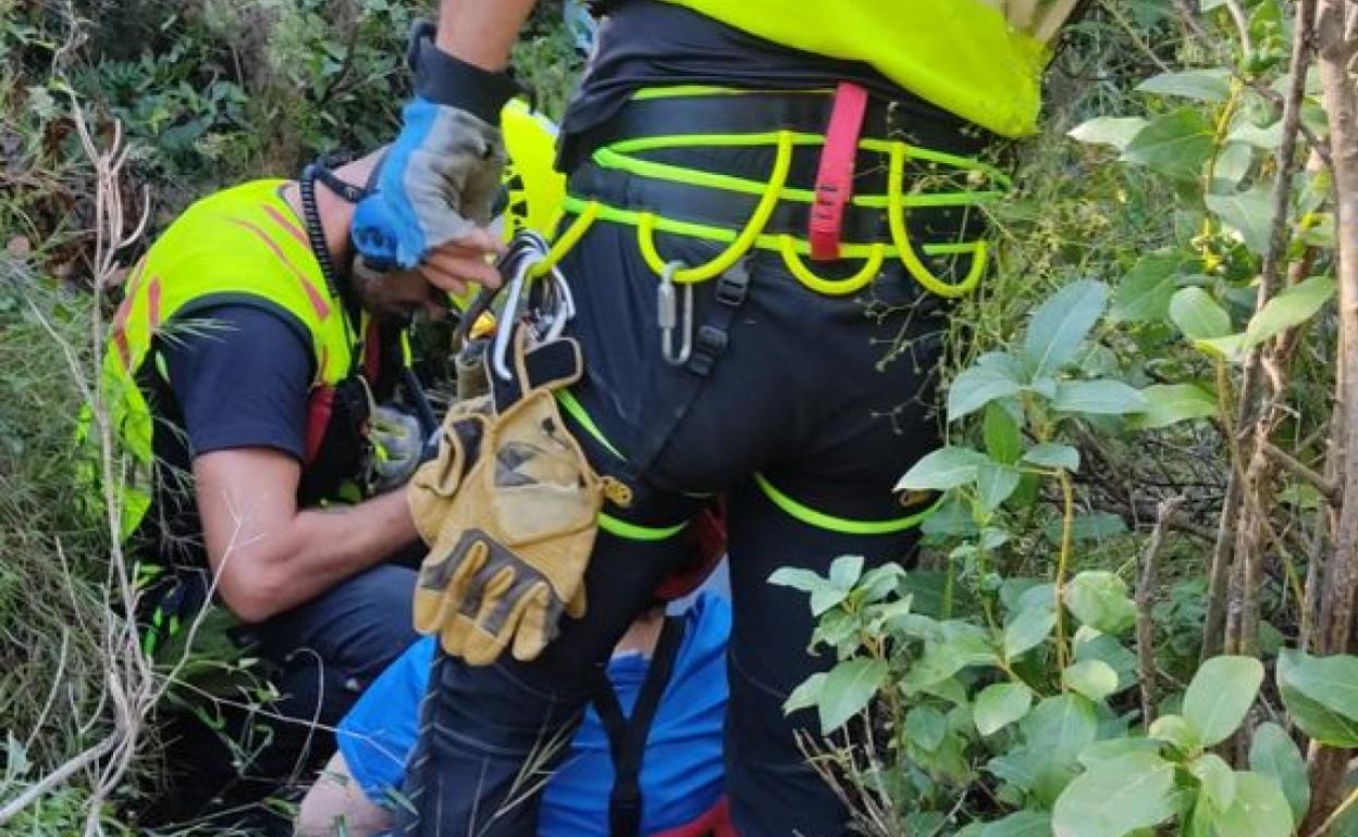 Los bomberos rescatan a la mujer. 