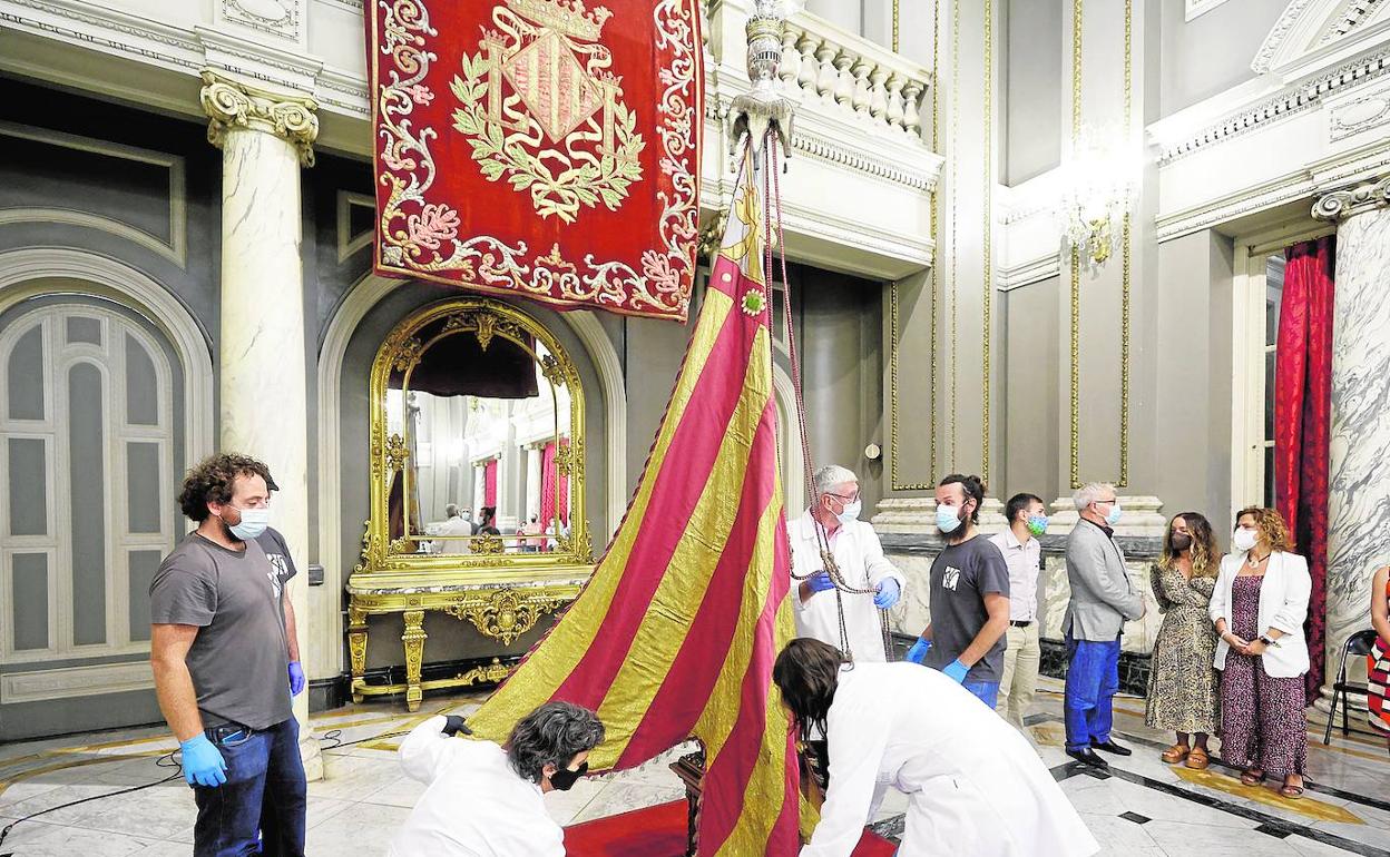 La Real Senyera, ayer en el salón de Cristal del Ayuntamiento. 