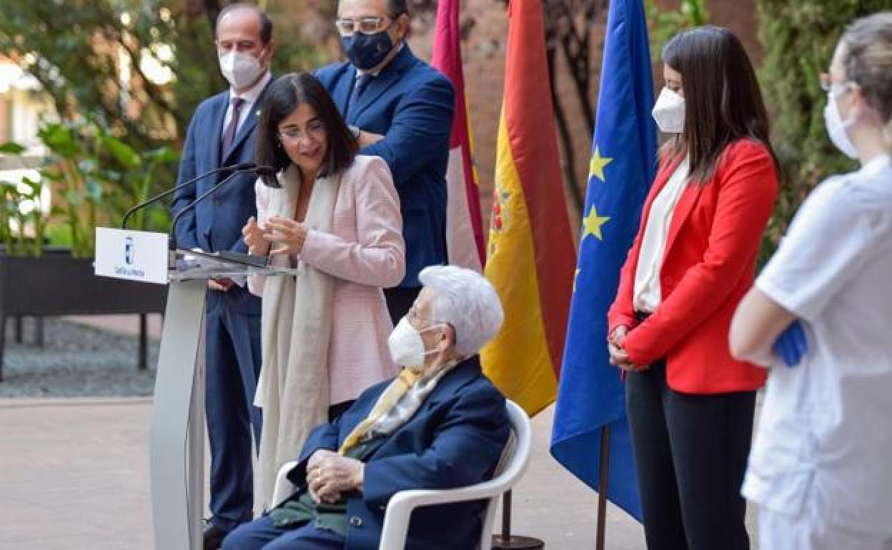 Araceli Hidalgo, tras recibir la tercer dosis, junto a la ministra de Sanidad. 