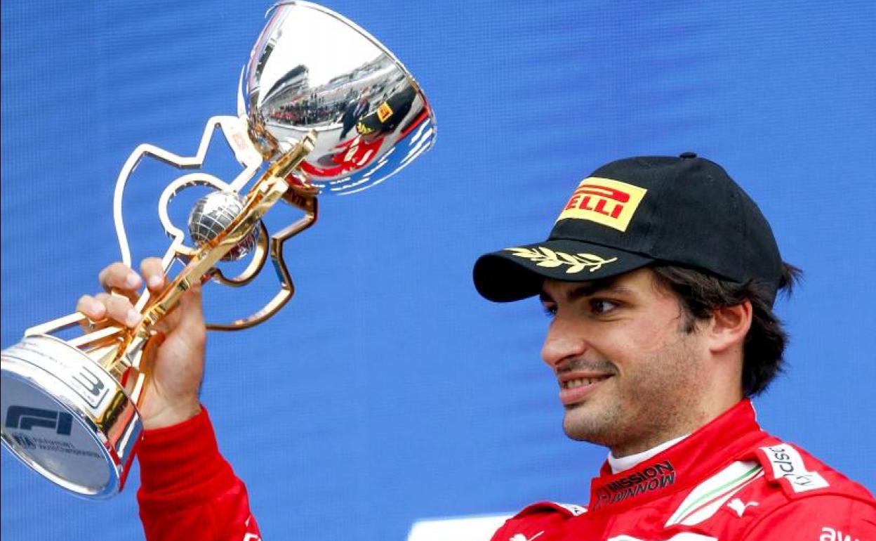 Carlos Sainz, con el trofeo por su tercer puesto en el Gran Premio de Rusia. 