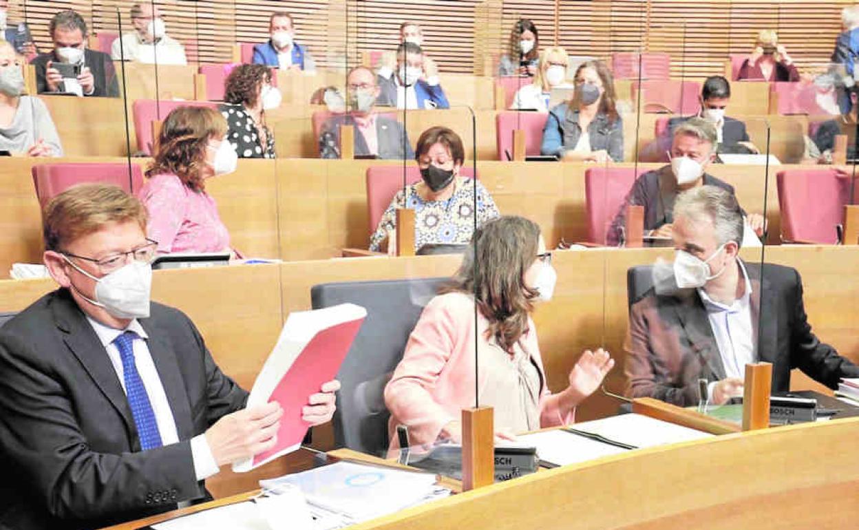 Ximo Puig, Mónica Oltra y Héctor Illueca, en Les Corts.