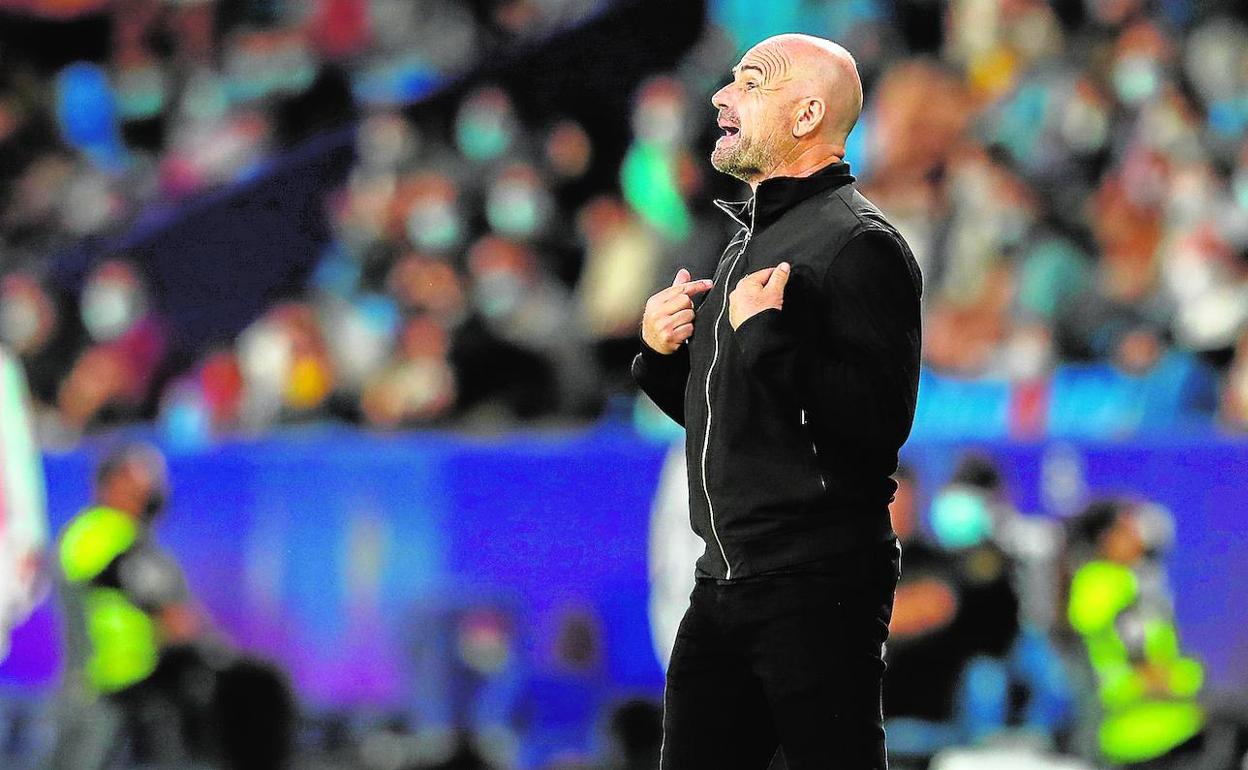 Paco López da indicaciones durante el partido entre el Levante y el Celta.