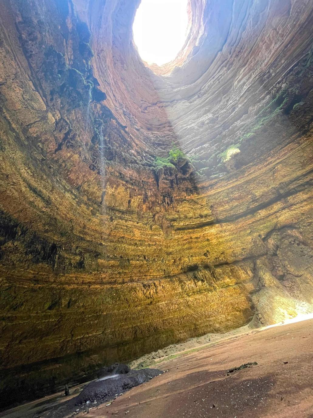 Se desconocía cuál era su profundidad ni qué habia en su interior, hasta ahora. Los exploradores han podido finalmente estudiar el pozo y llegar hasta el fondo de la cavidad, para comprobar que cuenta con 112 metros.