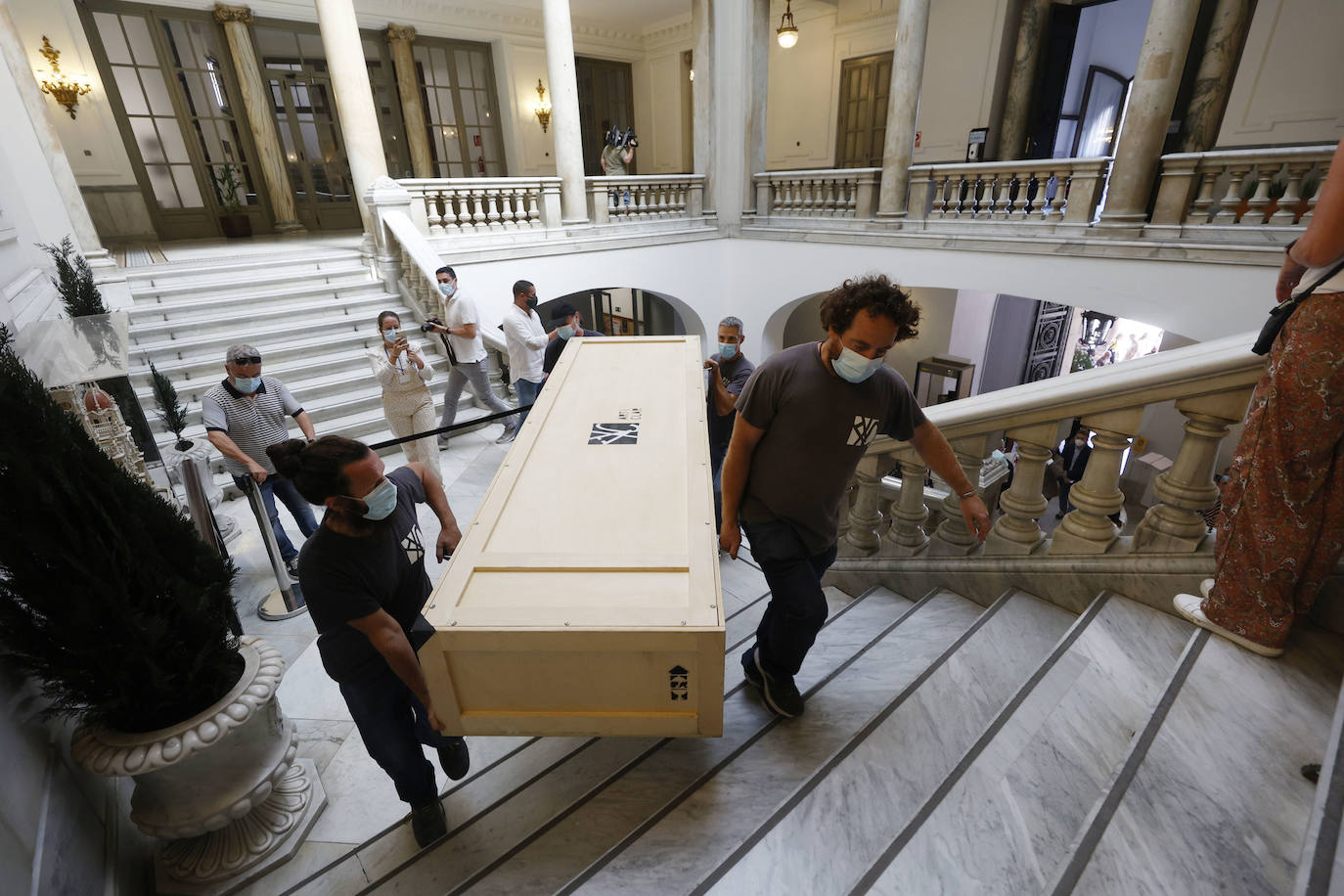 Cuatro meses de restauración devuelven el brillo a la enseña de 1928, que procesionará el 9 d'Octubre. Los expertos comprueban que el azul grisáceo que corona la pieza responde al mismo tono que muestra la bandera del siglo XVI