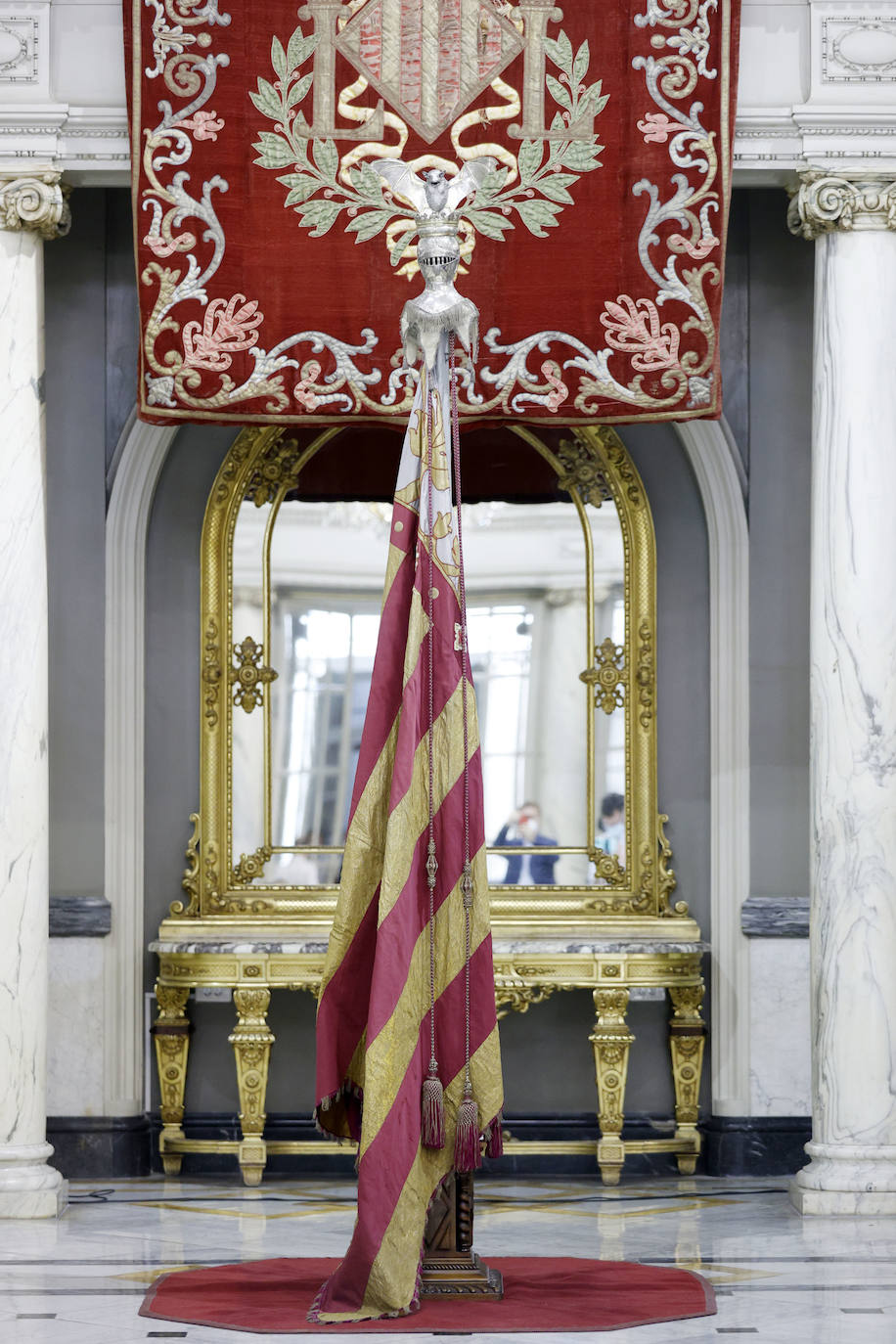 Cuatro meses de restauración devuelven el brillo a la enseña de 1928, que procesionará el 9 d'Octubre. Los expertos comprueban que el azul grisáceo que corona la pieza responde al mismo tono que muestra la bandera del siglo XVI