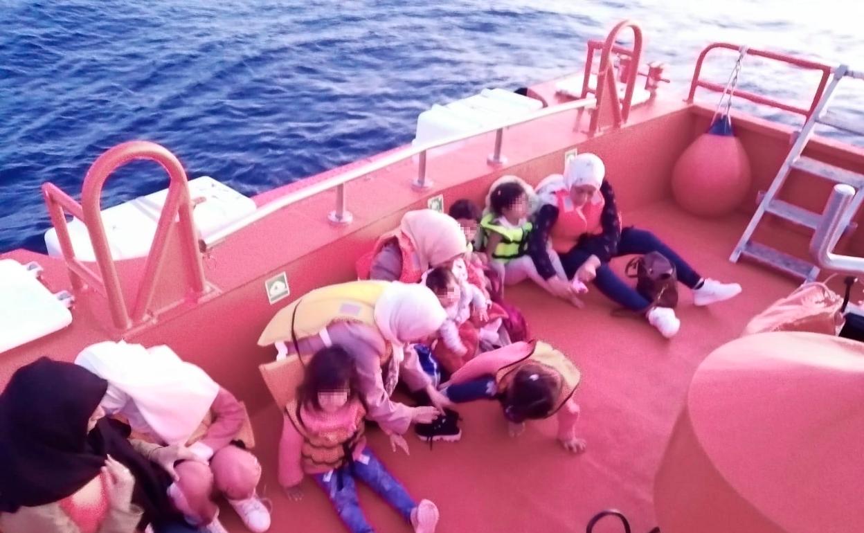 Captura de video facilitada este martes de varios migrantes rescatados por Salvamento Marítimo cerca de las costas de Alicante, entre ellos mujeres y niños. 