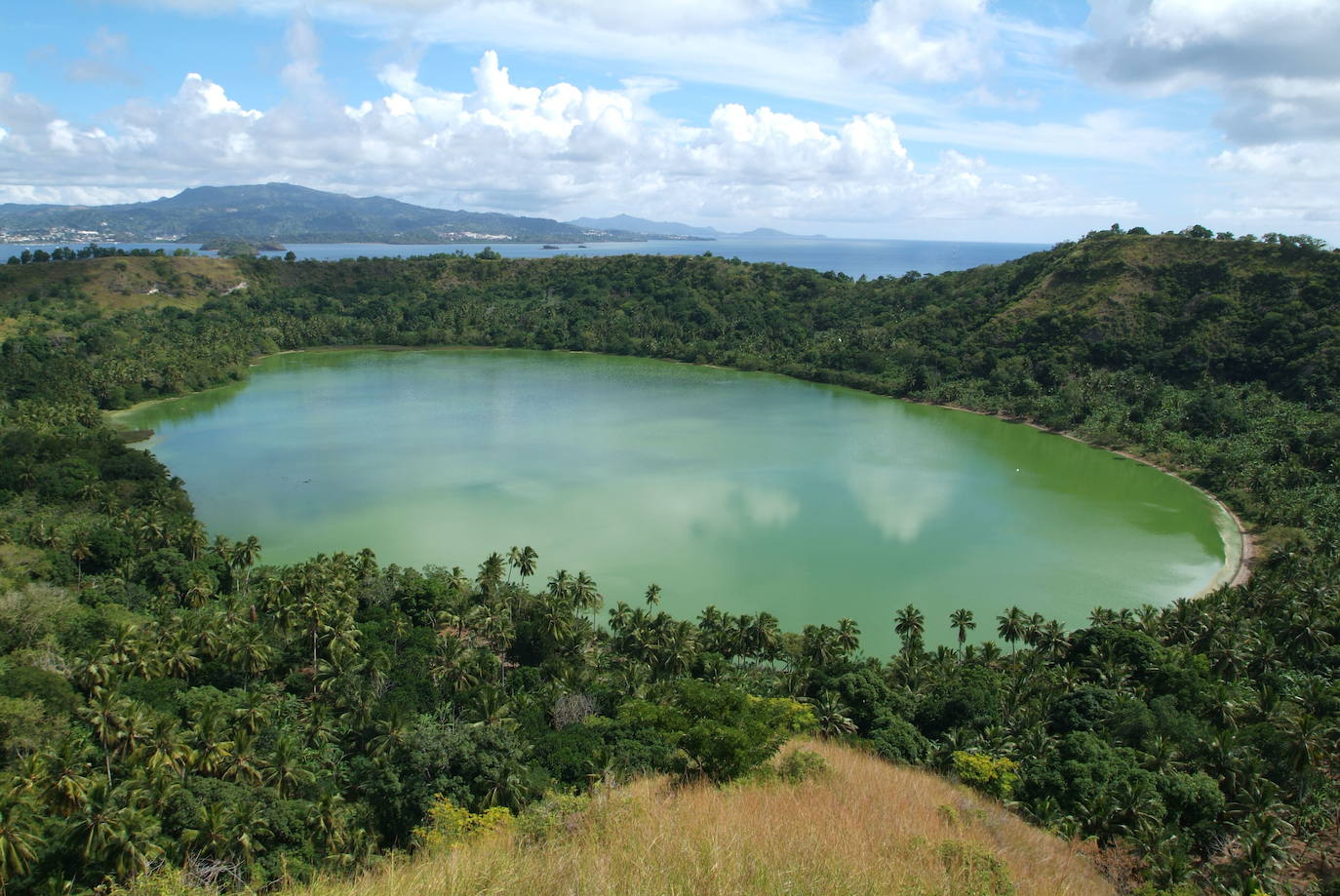 Son conocidas como las islas Luna, por la peculiar forma en la que la lava quedó sobre la arena de sus playas cuando llegaron los geógrafos árabes de la edad media. El archipiélago está compuesto por Gran Comoros, Mohéli, Anjouan y Mayotte.