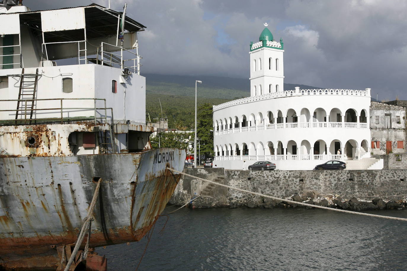 Son conocidas como las islas Luna, por la peculiar forma en la que la lava quedó sobre la arena de sus playas cuando llegaron los geógrafos árabes de la edad media. El archipiélago está compuesto por Gran Comoros, Mohéli, Anjouan y Mayotte.