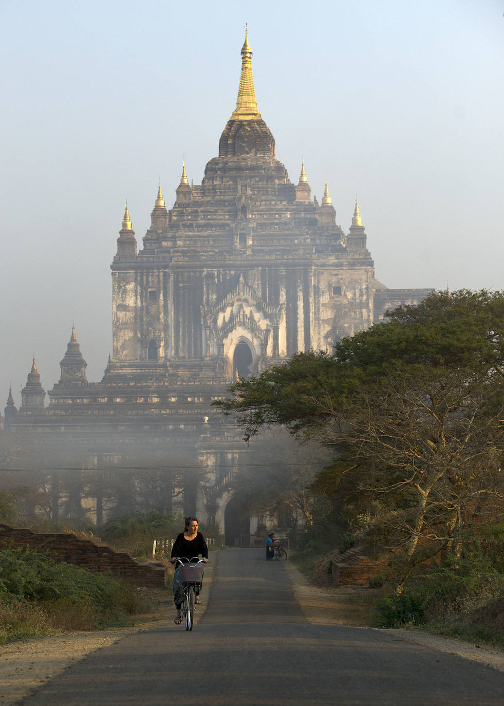 Puede que no te suene mucho con este nombre, pero también es conocido como la antigua Birmania. Se abrió al turismo hace poco más de dos décadas y destaca por sus pagodas doradas y su impresionante paisaje natural. 