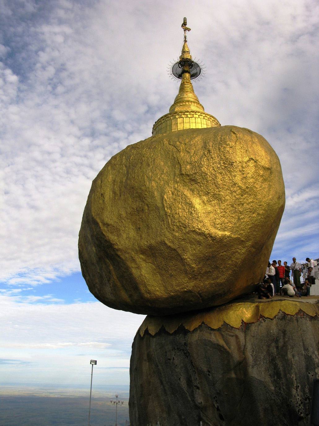 Puede que no te suene mucho con este nombre, pero también es conocido como la antigua Birmania. Se abrió al turismo hace poco más de dos décadas y destaca por sus pagodas doradas y su impresionante paisaje natural. 