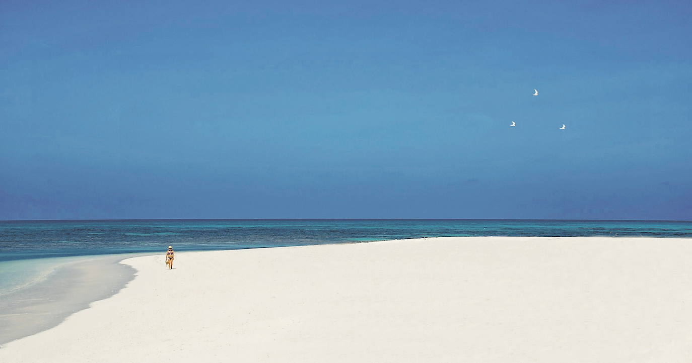 Este paraíso tropical está repleto de playas de arena blanca y agua cristalina. No está tan saturado de turistas como otros destinos de mar y sol, por lo que es perfecto para descubrir cada uno de sus rincones sin agobios y desconectar. 