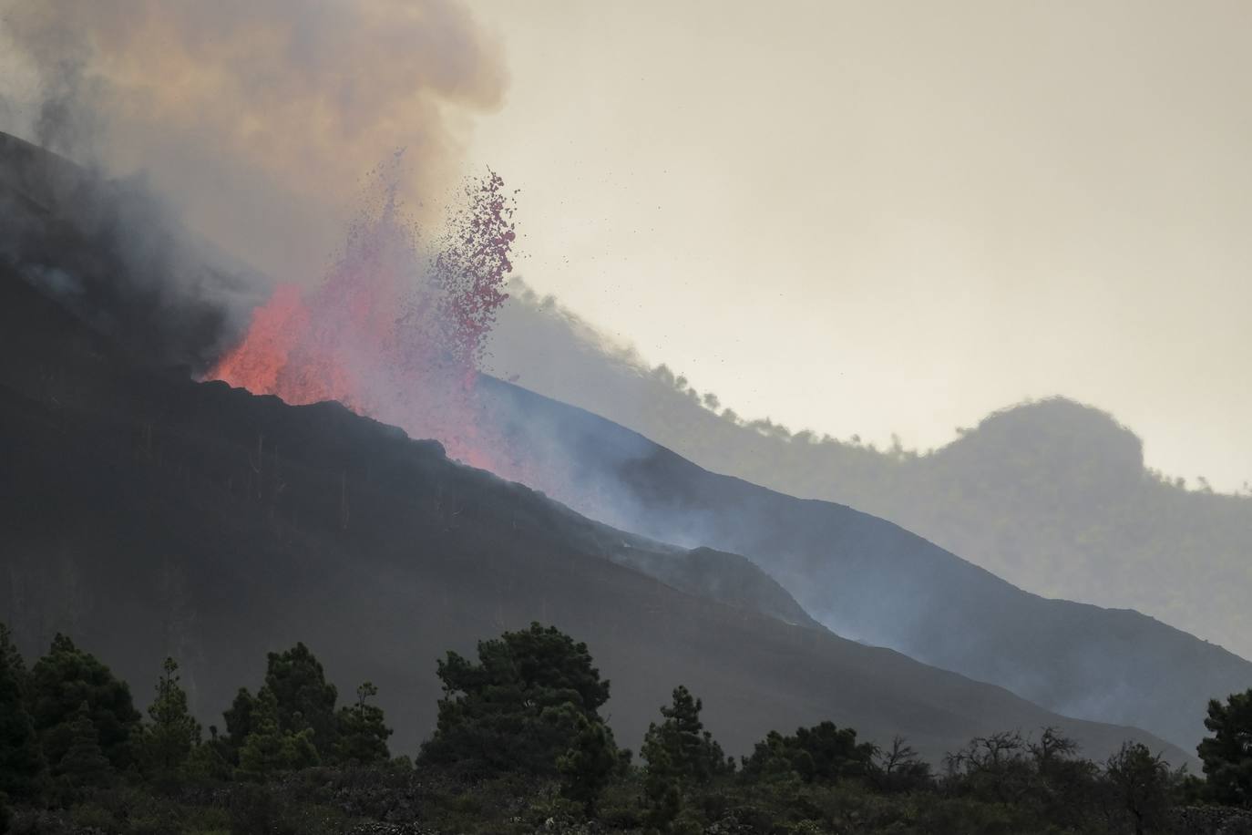 Tras 10 días de erupción el magma llega al océano Atlántico provocando una gran humareda.