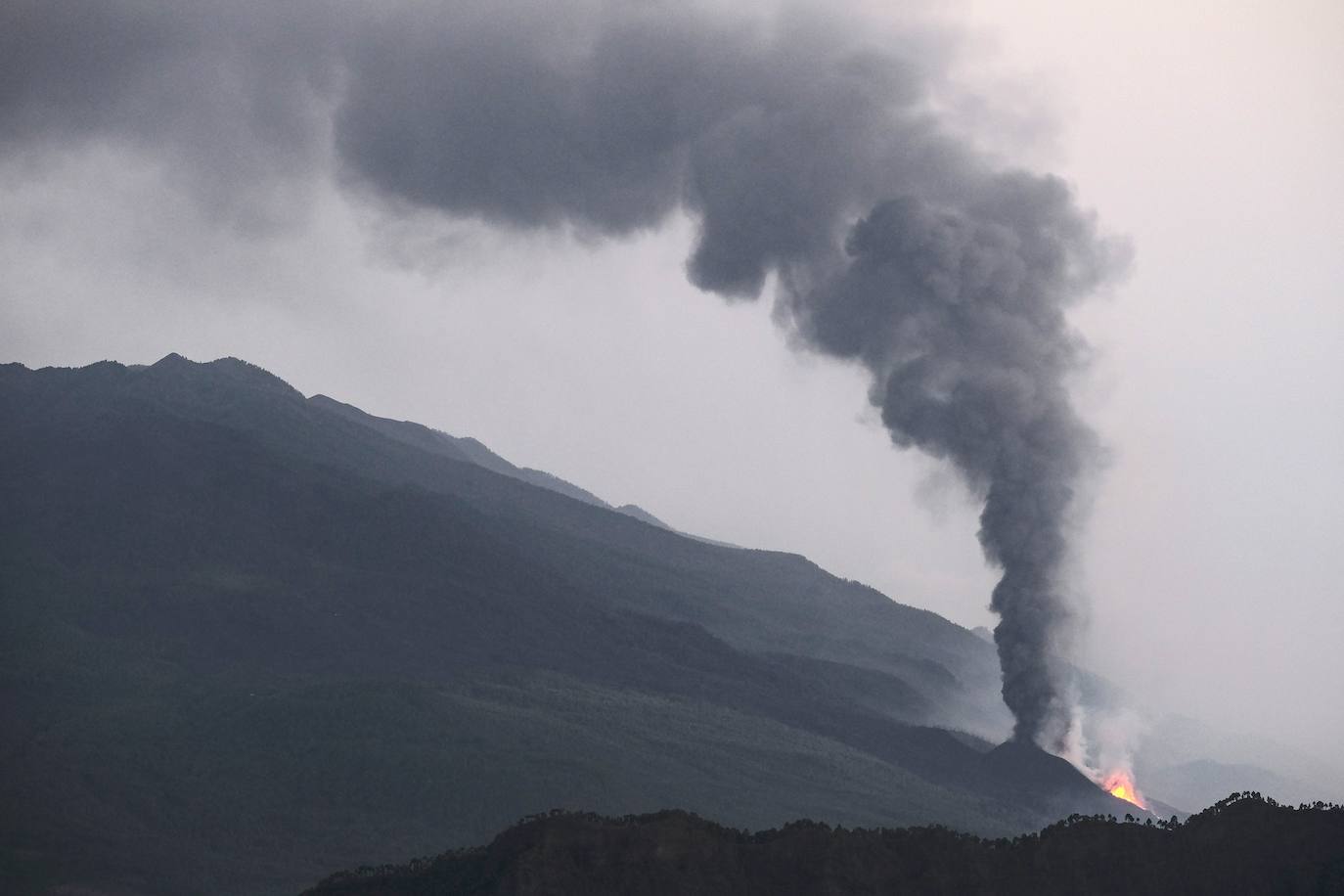 Tras 10 días de erupción el magma llega al océano Atlántico provocando una gran humareda.